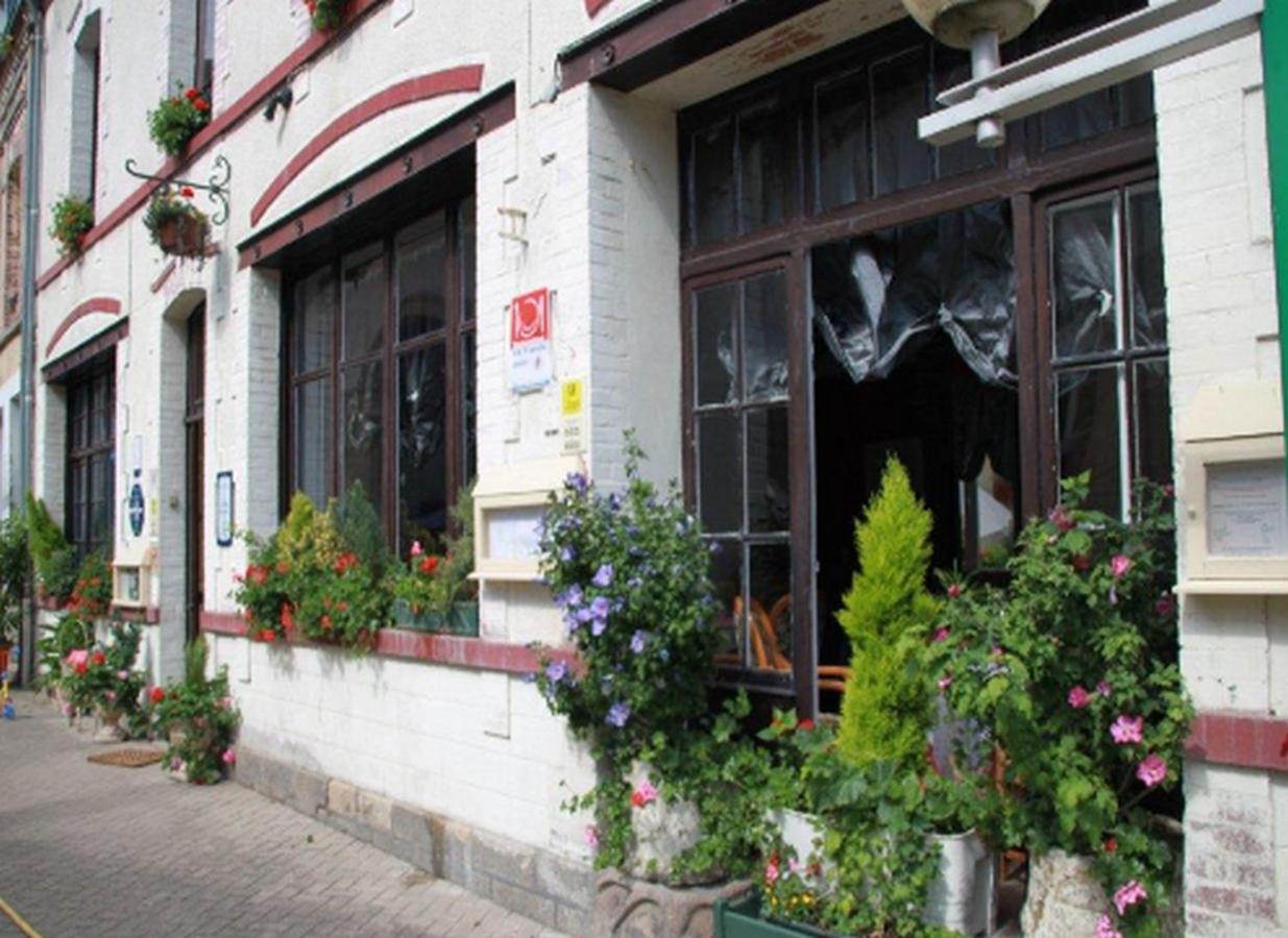 Logis Hotel Et Restaurant Du Dauphin Sées Exterior foto