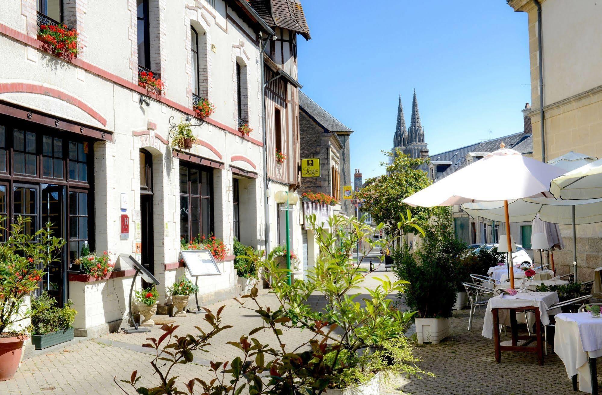 Logis Hotel Et Restaurant Du Dauphin Sées Exterior foto